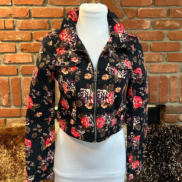 Coachella chic H&M Black Floral Cropped Jacket - Picture 7 of 8